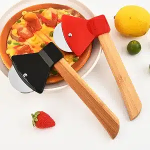 Bijlvormige Pizza Snijder van RVS met Bamboe Handvat - Rood - Perfecte Keuken Accessoire voor Pizza, Taart, Wafels & Deeg!