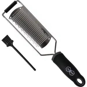 JU&MP Brede Rasp - Keuken Accessoires - Kaasrasp - Handrasp - met Beschermkap - RVS - Zwart