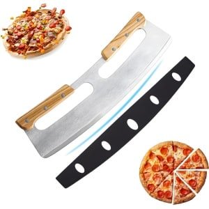 Pizzasnijder - Rvs - Pizzames - Pizzaroller - Ergonomische Pizzasnijder - Wiegmes - Houten Handvat - Vaatwasserbestendig - Pizza Cutter - Deegsnijder - Spatel - Keukengerei - Keuken Accessoires - Inclusief Beschermhoes
