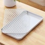 Allecto Plus - Afdruiprek met opvangbak en afdruiprooster - Multifunctioneel afdruiprek voor servies - Keuken accessoire voor spoelbak - 31 x 17 cm - Afdruipmat met drain board
