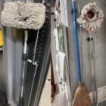 Magnetische bezem houder-12 pond anti-slip magnetische installatie opslag bezem houder met rubberen klemmer-magnetische gereedschap houder-geschikt voor het werk garage wasruimte keuken auto vrachtwagen accessoires