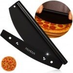 Montzys® Roestvrijstaal Pizzasnijder - RVS Pizzames - Pizza Snijder - Keukengerei & BBQ - Keuken Accessoires - Inclusief Beschermhoes