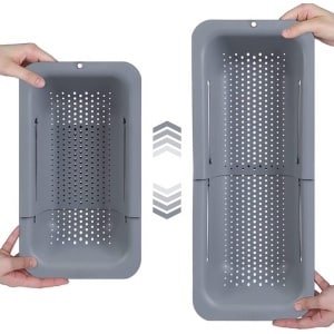 Uitschuifbaar Boven de Gootsteen Vergiet Zeef Mand - Voor Groente, Fruit en Pasta - Keuken Accessoire in Grijs (7,9 W x 14,5-19,5 L x 2,75 H)
