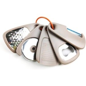 Keukengerei Set 5-delig - Compacte Keukenhulp met Rasp, Pizzasnijder, Dunschiller & Flesopener - Ruimtebesparend voor Camping & Caravan - Keuken Accessoires Beige - 1 Set