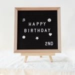 Letterbord 25 x 25 cm - 400 Magnetische Letters - Accessoires - Prikbord met Easel - Premium Memo Bord voor Keuken - Thuis Kantoor en Cadeaus - Zwart