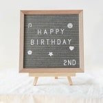 Letterbord van eikenhout - 25 x 25 cm - met 400 magneetletters en accessoires - steekbord met ezel - premium memobord voor keuken en thuiskantoor - geschenken - grijs