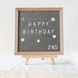 Letterbord van eikenhout - 25 x 25 cm - met 400 magneetletters en accessoires - steekbord met ezel - premium memobord voor keuken en thuiskantoor - geschenken - grijs
