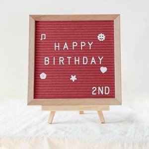 Letterbord van eikenhout - 25 x 25 cm - met 400 magneetletters en accessoires - steekbord met ezel - premium memobord voor keuken en thuiskantoor - perfect voor geschenken - rood