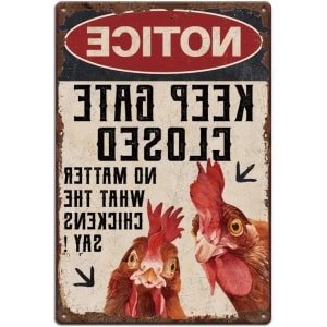 Allecto - Kippenhok Metalen Borden - Grappige Borden - Vintage Decor - Keuken Muurkunst - Tuin Decoratie - Boerderij Accessoires - Mannenkamer Decoratie - Blikbord Houd Poort Gesloten - Muurplaque Wat De Kippen Ook Zeggen