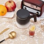 Allecto - Ronde Gehaakte Onderzetters - Vintage Design - Beige - Bloemen Bladeren - Gehaakt Tafel Accessoire - 2 Stuks 35 cm Diameter - Kanten Doilies voor Keuken Eetkamer Pot Schaal - Bruiloft Geschikt - Vintage Design