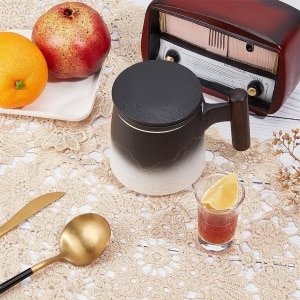 Allecto - Ronde Gehaakte Onderzetters - Vintage Design - Beige - Bloemen Bladeren - Gehaakt Tafel Accessoire - 2 Stuks 35 cm Diameter - Kanten Doilies voor Keuken Eetkamer Pot Schaal - Bruiloft Geschikt - Vintage Design