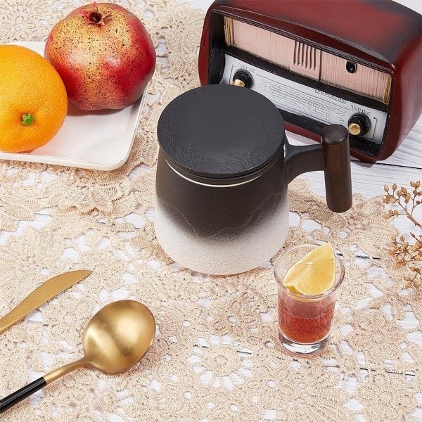 Allecto - Ronde Gehaakte Onderzetters - Vintage Design - Beige - Bloemen Bladeren - Gehaakt Tafel Accessoire - 2 Stuks 35 cm Diameter - Kanten Doilies voor Keuken Eetkamer Pot Schaal - Bruiloft Geschikt - Vintage Design