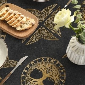 Allecto - Tafellaken - Keuken accessoire - Vikingen - Odin - Levensboom - Seizoensgebonden - Vlekbestendig - Rechthoekig - Scandinavisch design - Geschikt voor eettafels - Groen en beige 140 x 160 cm