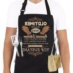 Barbecue schort voor heren - Kookschort 30e verjaardag man - Waterdicht zwart schort met spreuk - Cadeau voor mannen - Geschikt voor keuken - Oldtimer bouwjaar 1995 - Verjaardagscadeau heren - Barbecue accessoire.