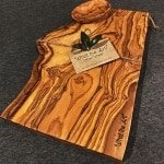Rustieke Olijfhouten Snijplank met Dip-schaaltjes | Handgemaakte Keuken Accessoires | Duurzaam en Antibacterieel | 40 x 17-22 x 2 cm