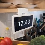 Google Nest Hub Onder Kast Houder Wit - Zonder Boren | Onderbouw Beugel Keuken | Ruimtebesparende Mount | Smart Home Accessoire | Eenvoudige Installatie Zonder Schroeven | Kabelmanagement | Geschikt voor Google Nest Hub