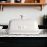 Keramische botervloot met deksel - Grote boterhouder voor aanrecht - Wit - 127 x 19 cm - 2 sticks - Keuken accessoire